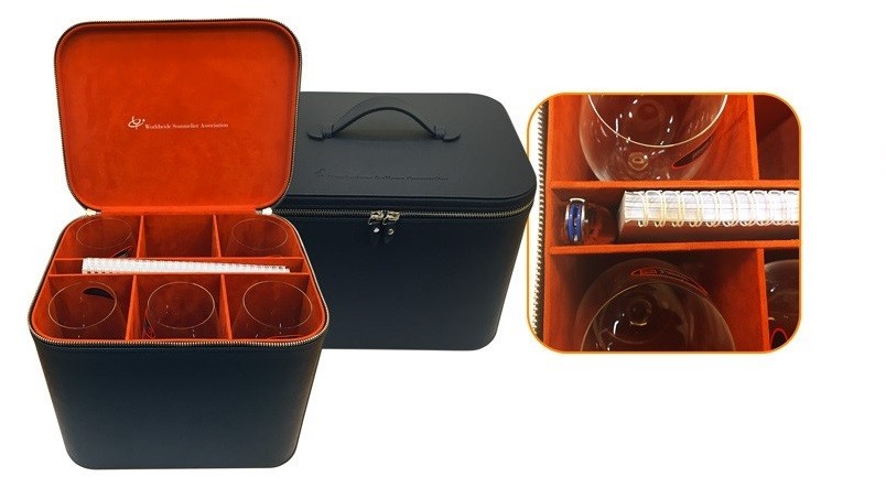 Valigia del Sommelier con 6 bicchieri di cristallo Riedel, oppure scatola originale Riedel con 6 bicchieri Valigia del Sommelier con 6 bicchieri di cristallo Riedel, oppure scatola originale Riedel con 6 bicchieri