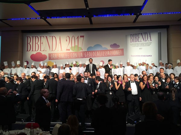 I saluti finali dei Sommelier della Fondazione Italiana Sommelier e dello staff della cucina del Rome Cavalieri I saluti finali dei Sommelier della Fondazione Italiana Sommelier e dello staff della cucina del Rome Cavalieri
