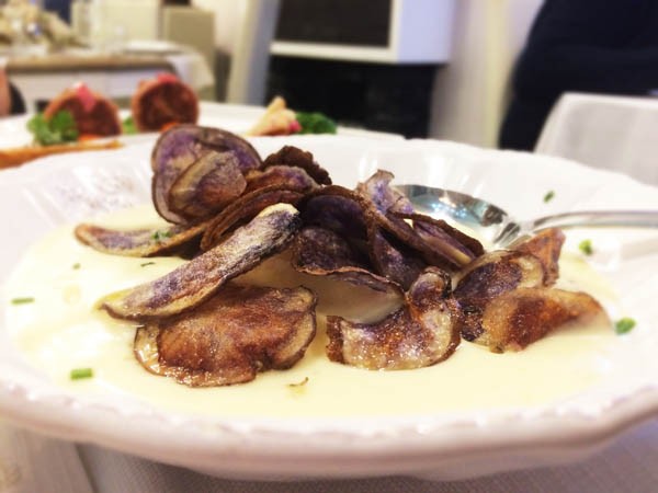 Mousse di baccalà con chips di patata viola Mousse di baccalà con chips di patata viola