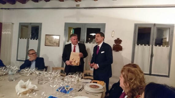 Il Presidente della Fondazione Italiana Sommelier Veneto Raul D'Alessandro con i proprietari di Astoria Il Presidente della Fondazione Italiana Sommelier Veneto Raul D'Alessandro con i proprietari di Astoria