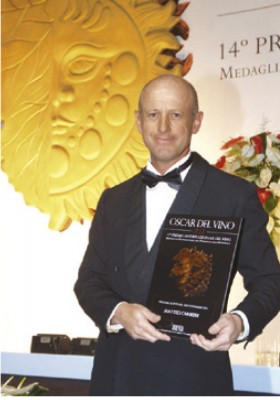 Matteo Carreri riceve l'Oscar del Vino Matteo Carreri riceve l'Oscar del Vino