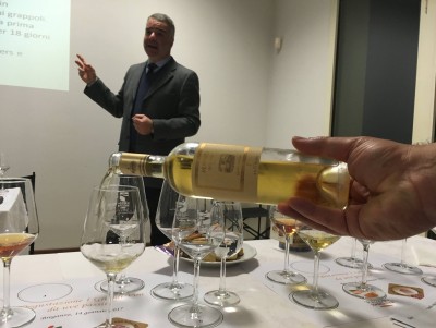 Paolo Lauciani conduce la degustazione su i grandi vini dolci Paolo Lauciani conduce la degustazione su i grandi vini dolci