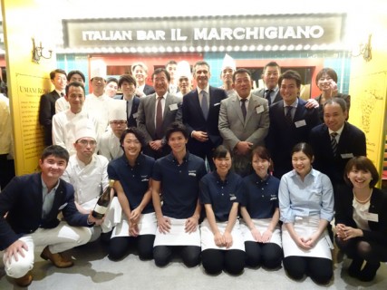 Michele Bernetti insieme allo staff dell'Italian Bar Il Marchigiano Villa Bianchi di Tokyo Michele Bernetti insieme allo staff dell'Italian Bar Il Marchigiano Villa Bianchi di Tokyo