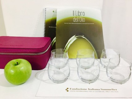 Il materiale didattico del Corso per Sommelier dell'Olio della Fondazione Italiana Sommelier a Catania Il materiale didattico del Corso per Sommelier dell'Olio della Fondazione Italiana Sommelier a Catania