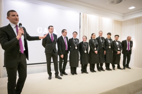Giuseppe Cupertino consegna i Diplomi ai nuovi Sommelier dell'Olio a Borgo Egnazia Giuseppe Cupertino consegna i Diplomi ai nuovi Sommelier dell'Olio a Borgo Egnazia
