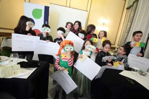 I bambini con l'attestato di partecipazione al seminario sull'olio di Fondazione Italiana Sommelier in Sicilia I bambini con l'attestato di partecipazione al seminario sull'olio di Fondazione Italiana Sommelier in Sicilia