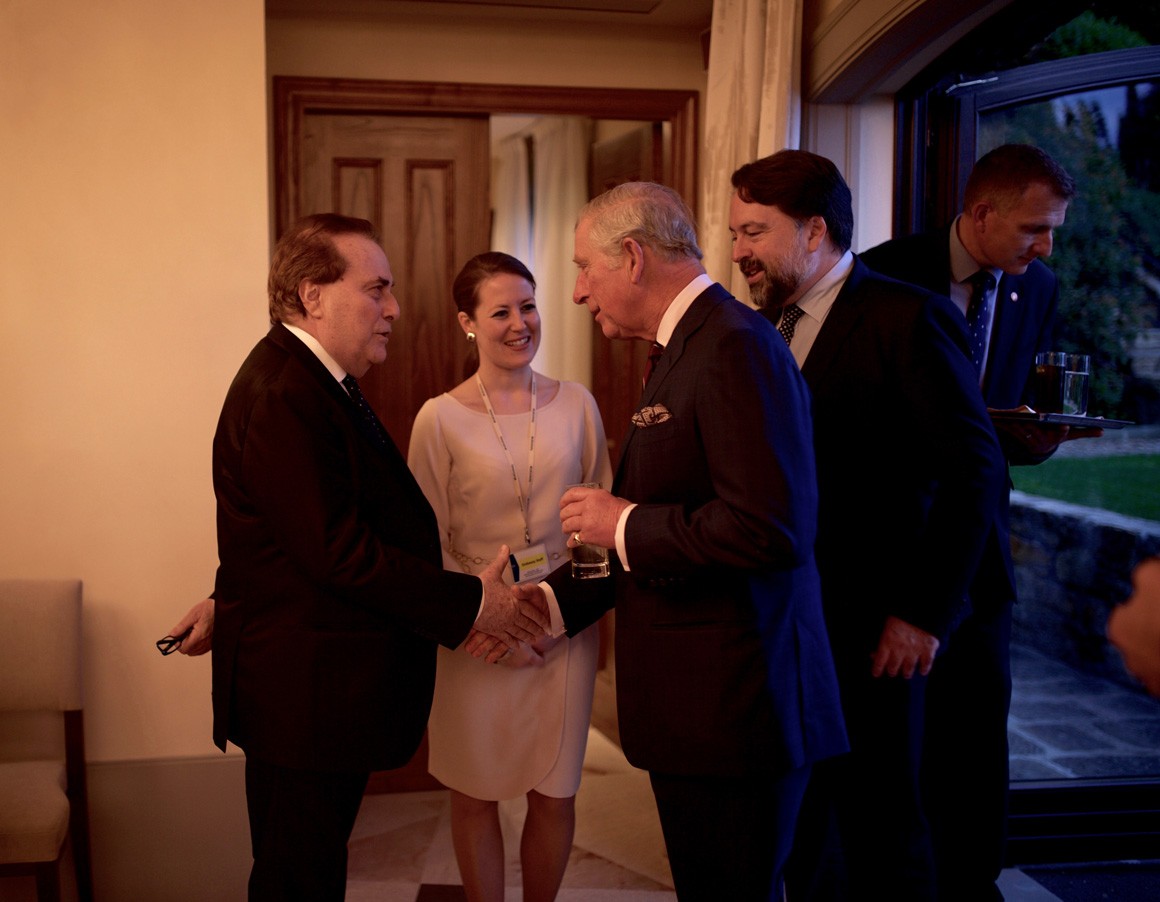 Il momento dell'incontro tra il Principe Carlo e Franco M. Ricci con una significativa stretta di mano. © Isabella Perugini Il momento dell'incontro tra il Principe Carlo e Franco M. Ricci con una significativa stretta di mano. © Isabella Perugini
