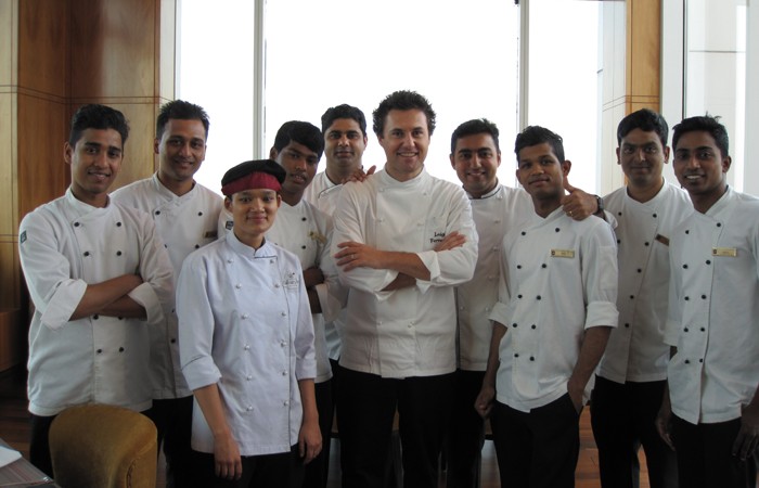 Lo chef Luigi Ferraro e lo staff del ristorante Caprese nell'hotel Shangri-La di Bangalore Lo chef Luigi Ferraro e lo staff del ristorante Caprese nell'hotel Shangri-La di Bangalore