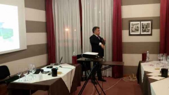 Il docente del Corso sul Barolo a Genova della Fondazione Italiana Sommelier Massimo Billetto Il docente del Corso sul Barolo a Genova della Fondazione Italiana Sommelier Massimo Billetto
