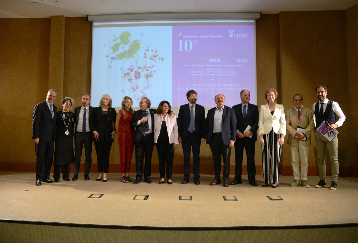 La chiusura del Forum con tutti i relatori sul palco La chiusura del Forum con tutti i relatori sul palco