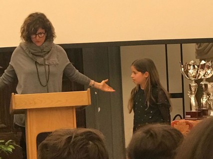 La poesia di Emma viene declamata da un’attrice di prosa La poesia di Emma viene declamata da un’attrice di prosa