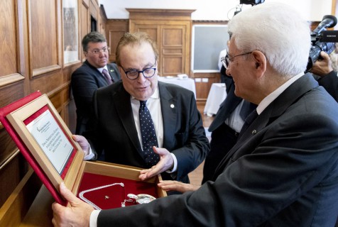 Il Presidente Mattarella riceve in dono le insegne della Sommelierie da Franco M. Ricci Il Presidente Mattarella riceve in dono le insegne della Sommelierie da Franco M. Ricci