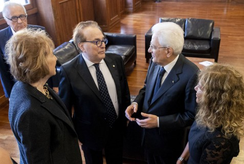 Prima dell'ingresso in sala, il Capo dello Stato ha incontrato i relatori nell'Aula Toti. Prima dell'ingresso in sala, il Capo dello Stato ha incontrato i relatori nell'Aula Toti.