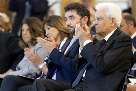 Il Presidente della Repubblica applaude durante l'intervento di Franco M. Ricci, alla sua dx Filippo Gallinella Pres. Commissione Agricoltura Il Presidente della Repubblica applaude durante l'intervento di Franco M. Ricci, alla sua dx Filippo Gallinella Pres. Commissione Agricoltura