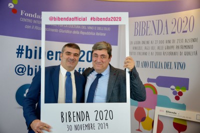a destra Piero Prenna alla cena dei 5 Grappoli di novembre 2019 in compagnia di Roberto Dragoni, Agronomo Azienda San Patrignano a destra Piero Prenna alla cena dei 5 Grappoli di novembre 2019 in compagnia di Roberto Dragoni, Agronomo Azienda San Patrignano