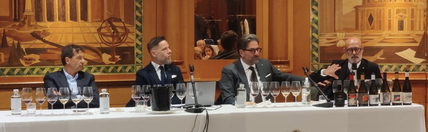Tonino Bagaglini, Carlo Attisano e Angelo Giovannini, rispettivamente proprietario, brand ambassador ed enologo di Colle di Maggio assieme a Luciano Mallozzi, docente della Fondazione Italiana Sommelier, che ha guidato la degustazione. Tonino Bagaglini, Carlo Attisano e Angelo Giovannini, rispettivamente proprietario, brand ambassador ed enologo di Colle di Maggio assieme a Luciano Mallozzi, docente della Fondazione Italiana Sommelier, che ha guidato la degustazione.