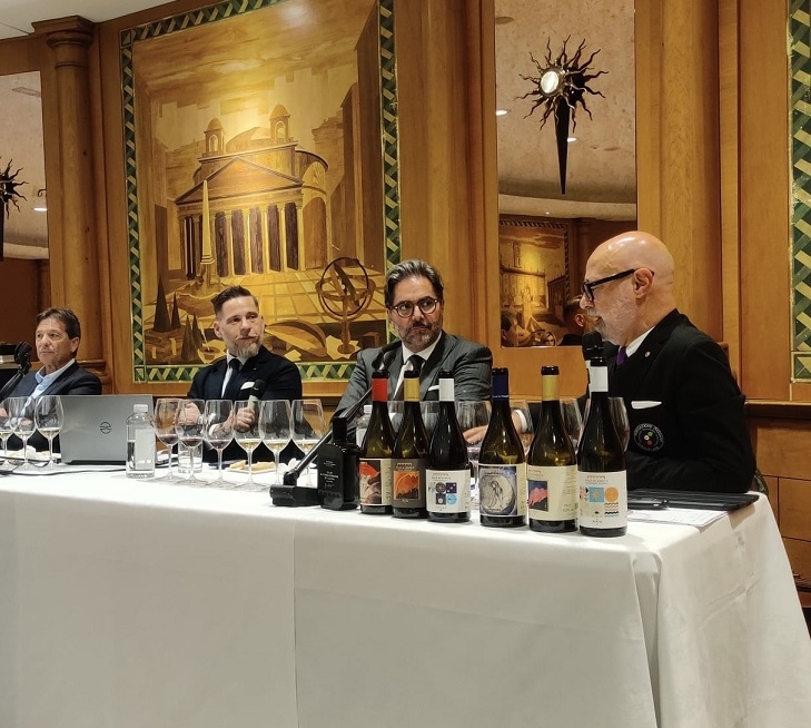 Tonino Bagaglini, Carlo Attisano e Angelo Giovannini, rispettivamente proprietario, brand ambassador ed enologo di Colle di Maggio assieme a Luciano Mallozzi, docente della Fondazione Italiana Sommelier, che ha guidato la degustazione. Tonino Bagaglini, Carlo Attisano e Angelo Giovannini, rispettivamente proprietario, brand ambassador ed enologo di Colle di Maggio assieme a Luciano Mallozzi, docente della Fondazione Italiana Sommelier, che ha guidato la degustazione.
