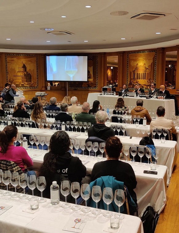 Panoramica della sala Ellisse dove si è svolta la degustazione di Colle di Maggio Panoramica della sala Ellisse dove si è svolta la degustazione di Colle di Maggio