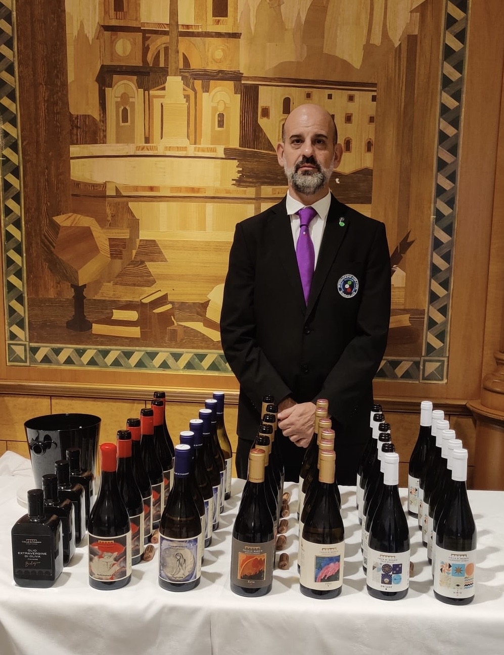 Le etichette in degustazione e uno dei Sommelier di servizio alla degustazione di Colle di Maggio Le etichette in degustazione e uno dei Sommelier di servizio alla degustazione di Colle di Maggio