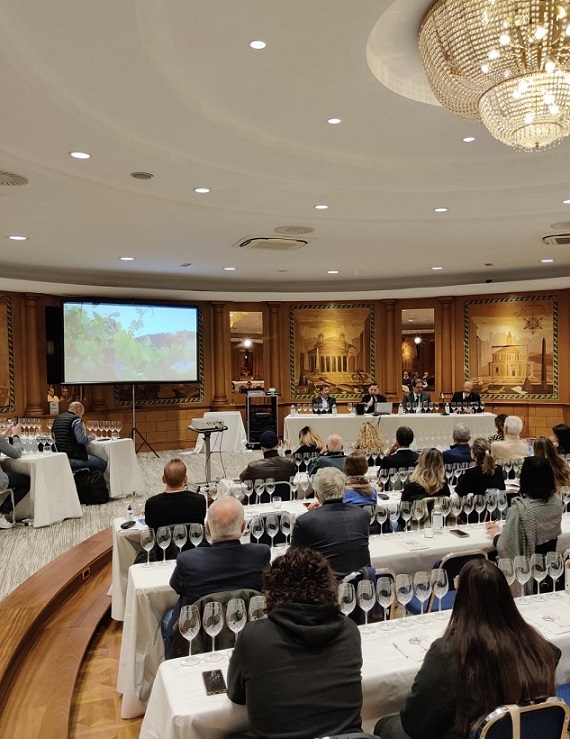 Panoramica della sala Ellisse dove si è svolta la degustazione di Colle di Maggio Panoramica della sala Ellisse dove si è svolta la degustazione di Colle di Maggio