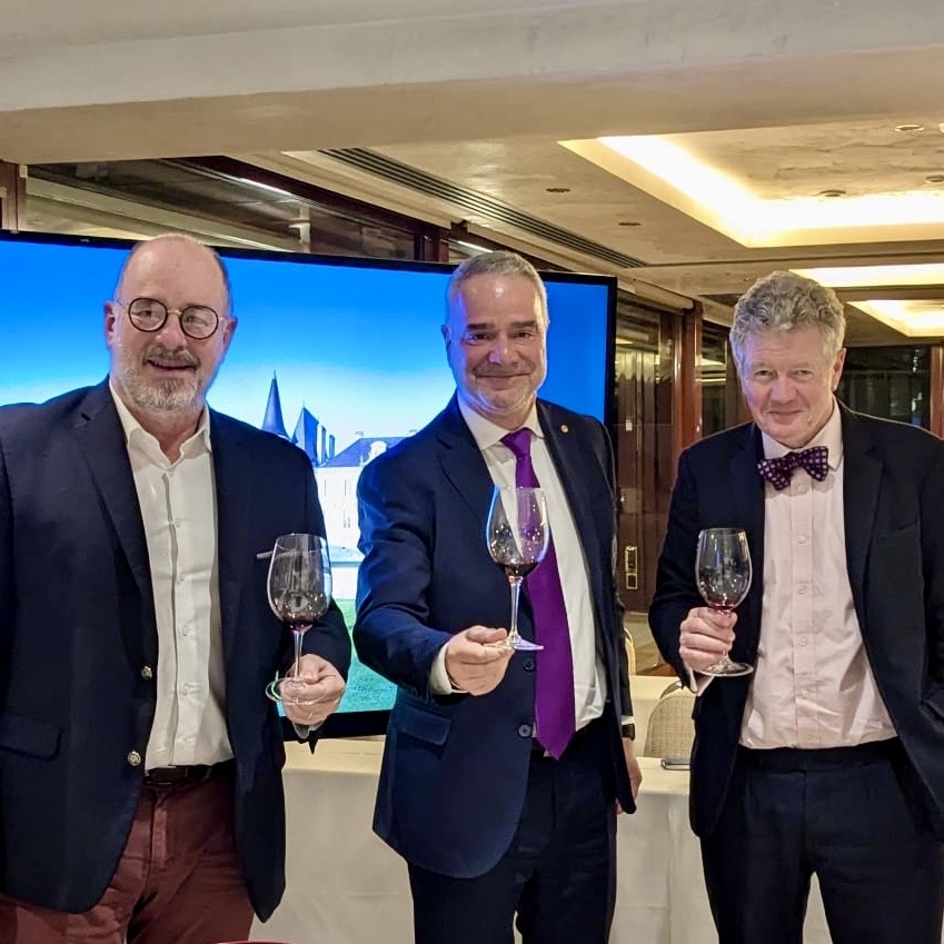 Pierre Montégut, Directeur Technique di Château Pichon Baron, Paolo Lauciani, Docente della Fondazione Italiana Sommelier e Christian Seely, Managing Director di AXA Millésimes Pierre Montégut, Directeur Technique di Château Pichon Baron, Paolo Lauciani, Docente della Fondazione Italiana Sommelier e Christian Seely, Managing Director di AXA Millésimes