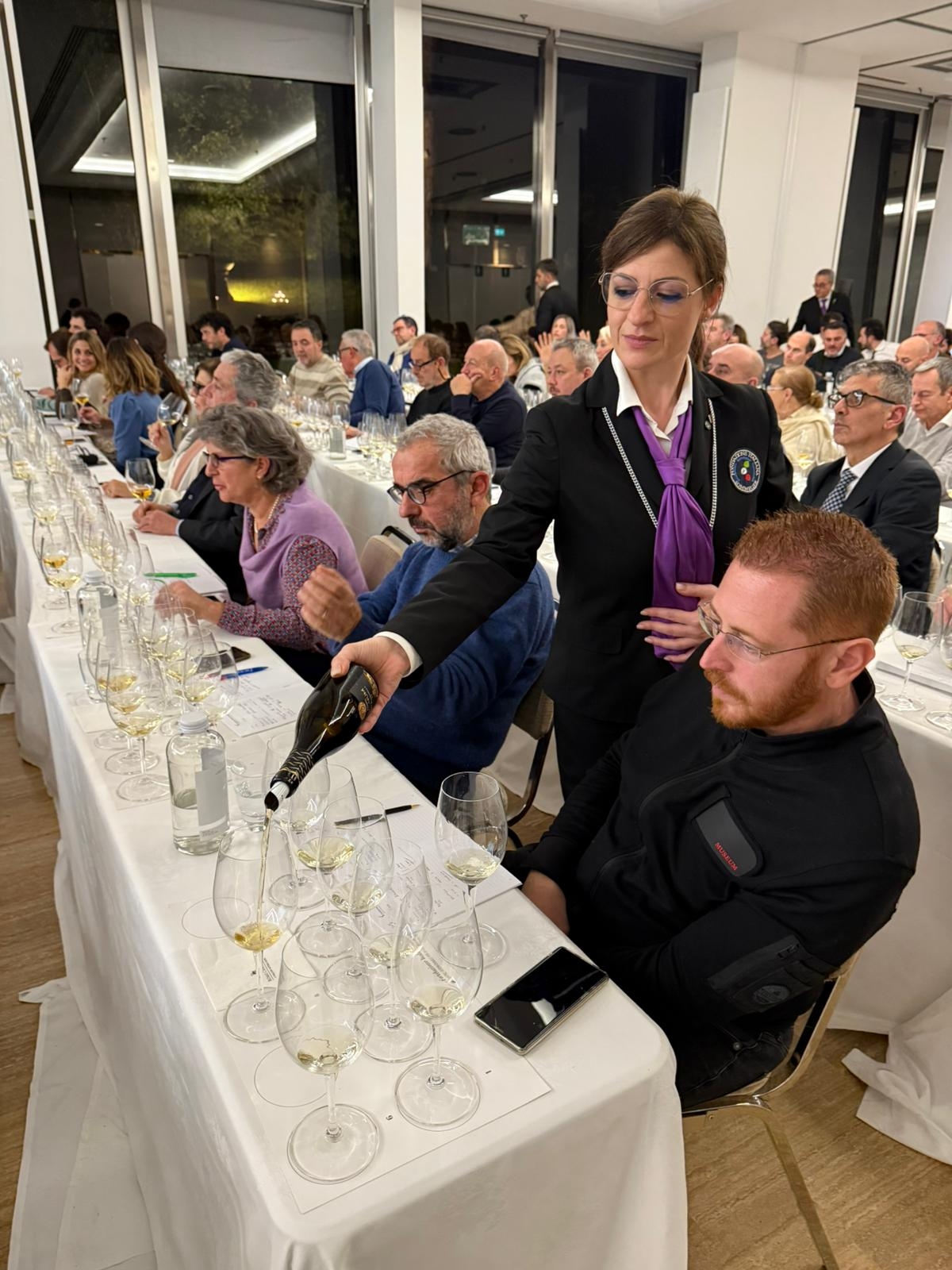 Il servizio del vino durante la degustazione Il servizio del vino durante la degustazione