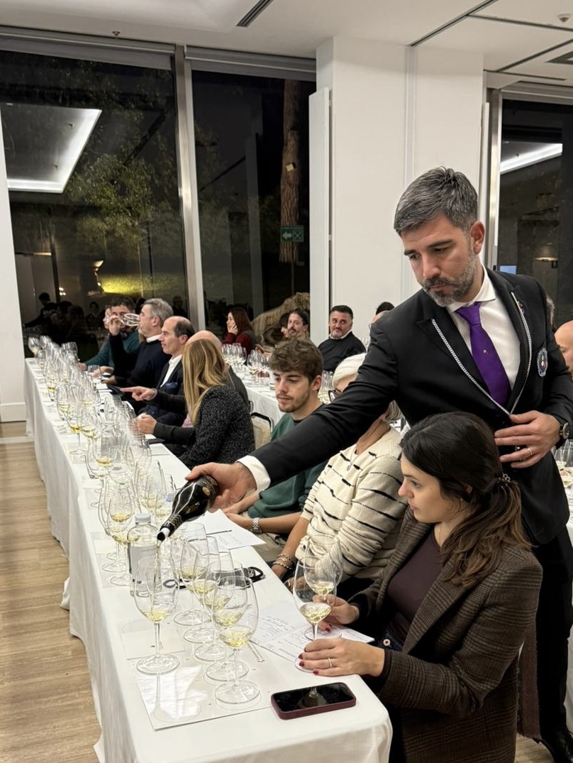 Il servizio del vino durante la degustazione Il servizio del vino durante la degustazione