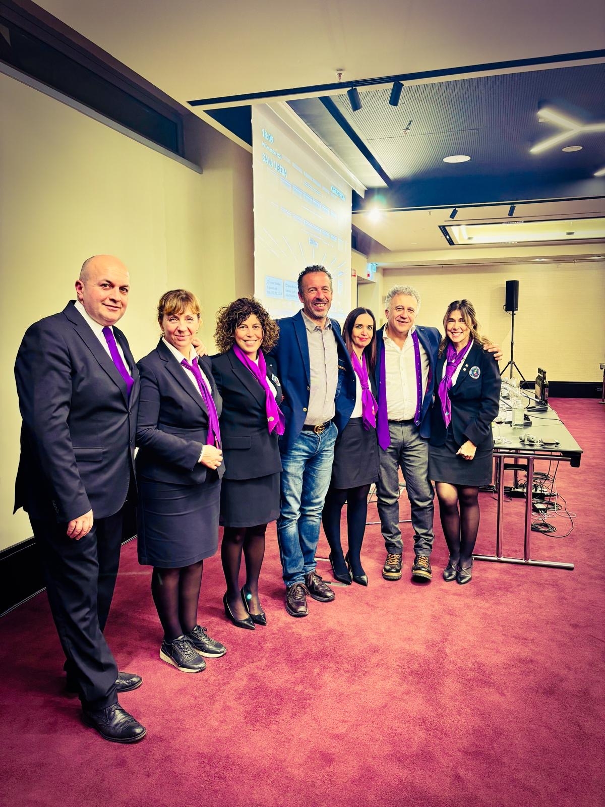 Luciano Ciolfi dell'azienda Sanlorenzo e Massimo Billetto docente della Fondazione Italiana Sommelier con i Sommelier di servizio Luciano Ciolfi dell'azienda Sanlorenzo e Massimo Billetto docente della Fondazione Italiana Sommelier con i Sommelier di servizio