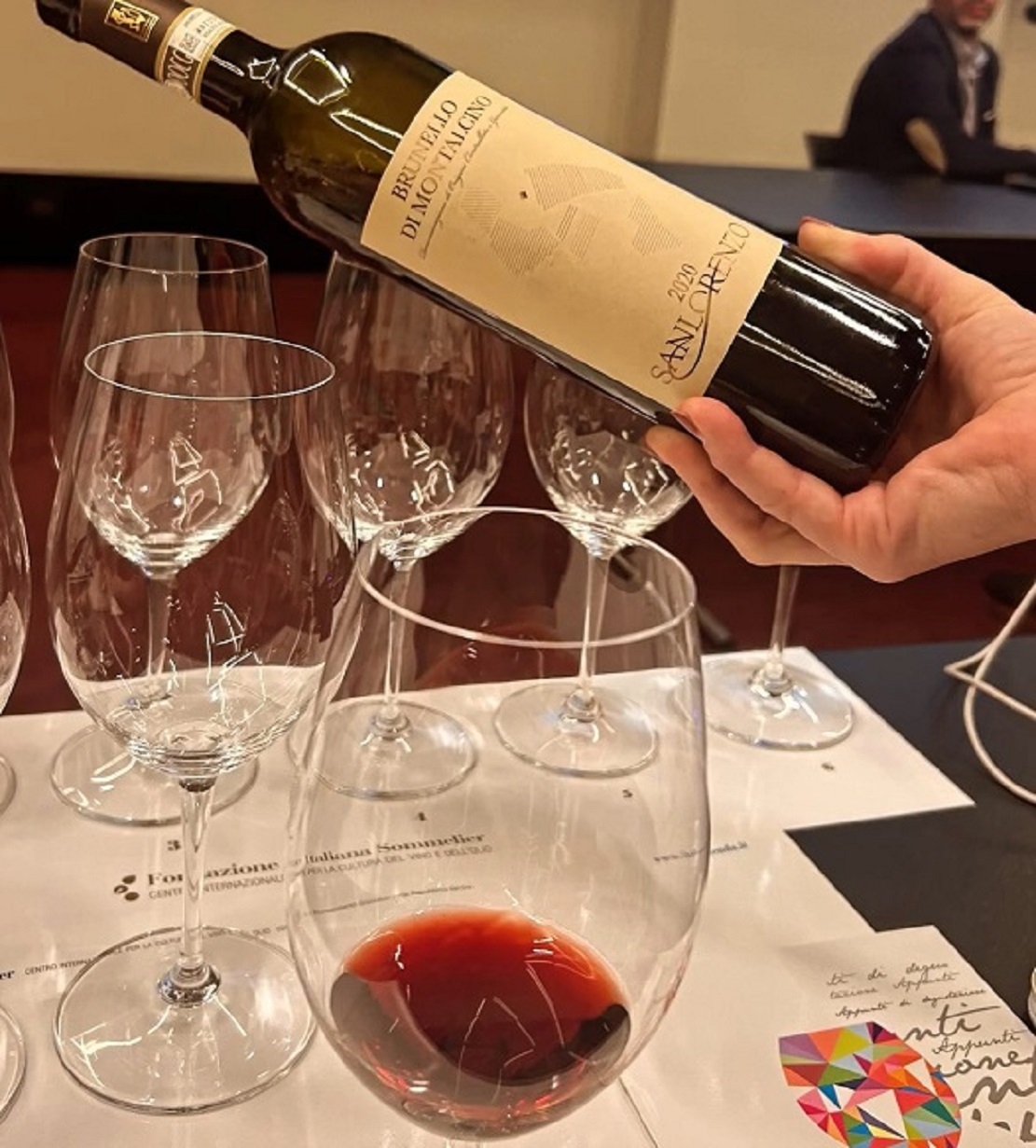Il servizio del Brunello di Montalcino 2020 in degustazione Il servizio del Brunello di Montalcino 2020 in degustazione