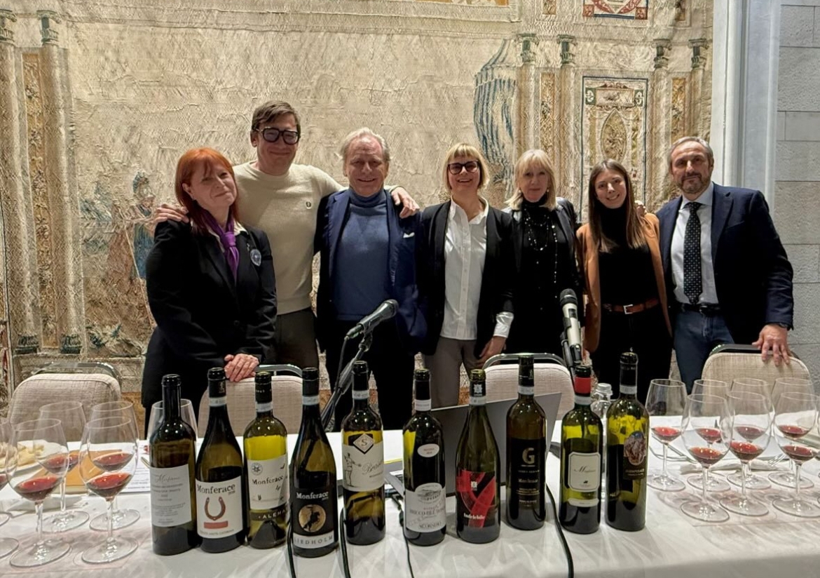Mariaclara Menenti Savelli, docente della Fondazione Italiana Sommelier con i produttori Lorenzo Rosso, Guido Carlo Alleva (anche presidente Associazione), Luciana Biondo, Simona Cavallero, Giulia Legnani e Mario Ronco Mariaclara Menenti Savelli, docente della Fondazione Italiana Sommelier con i produttori Lorenzo Rosso, Guido Carlo Alleva (anche presidente Associazione), Luciana Biondo, Simona Cavallero, Giulia Legnani e Mario Ronco