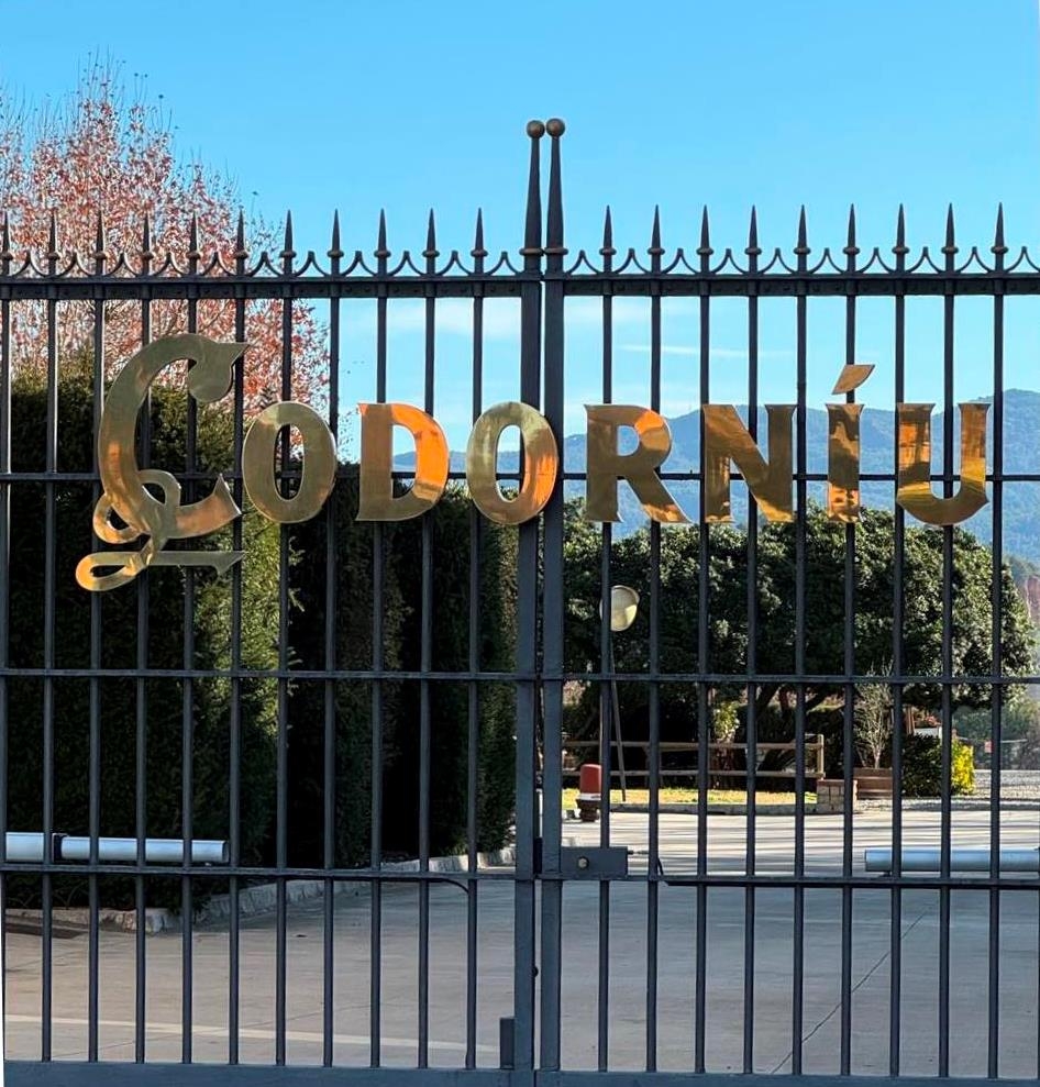 L'ingresso delle Cantine Codornìu L'ingresso delle Cantine Codornìu