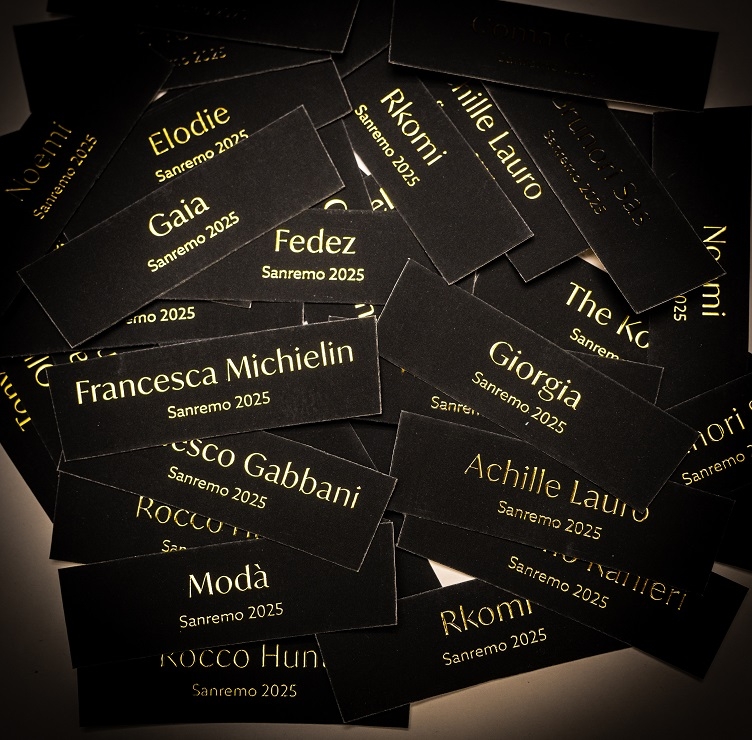 Le etichette dedicate agli artisti in gara a Sanremo 2025 Le etichette dedicate agli artisti in gara a Sanremo 2025
