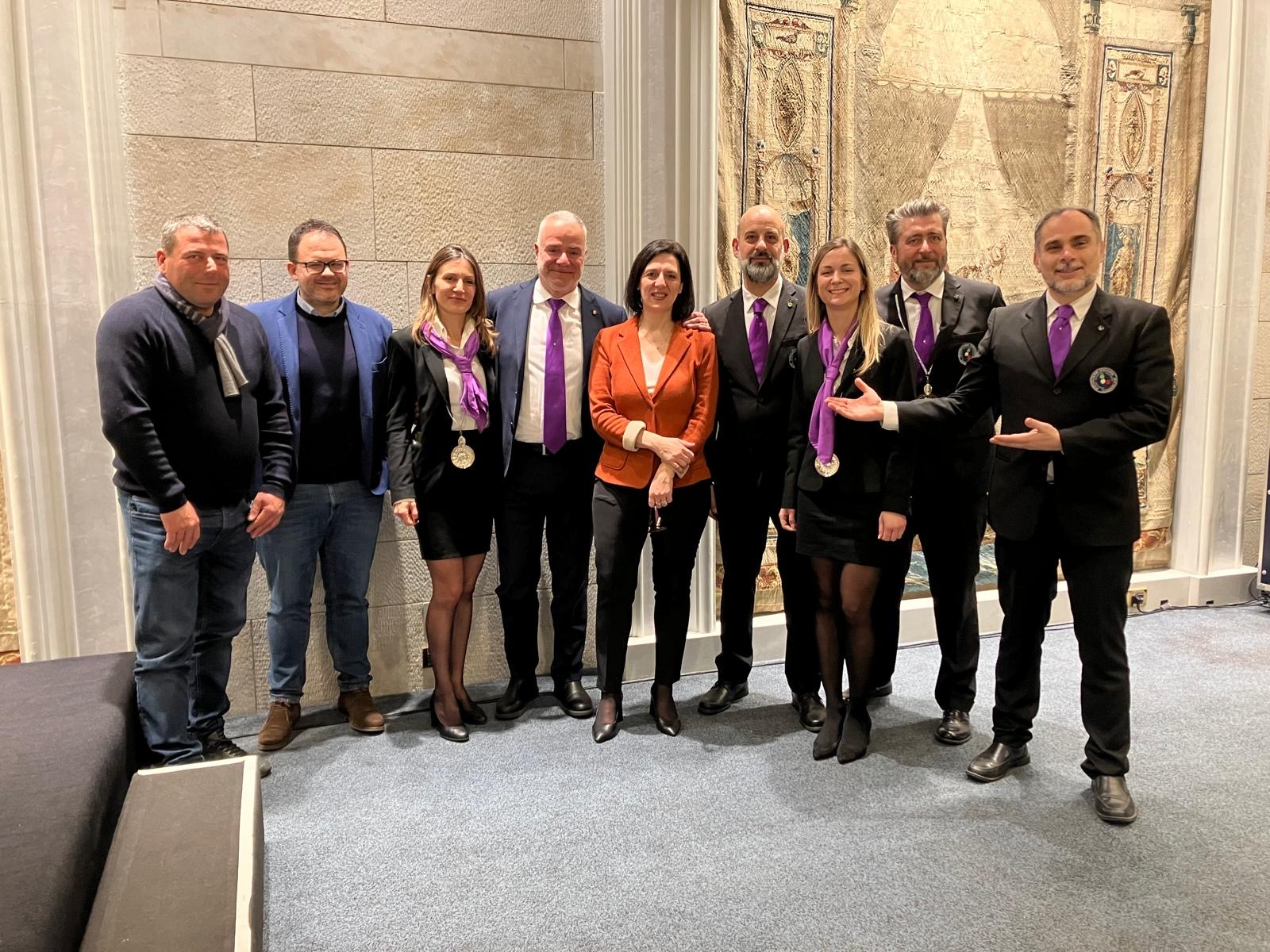 I produttori del Consorzio Villamagna insieme a Paolo Lauciani, docente della Fondazione Italiana Sommelier, e ai Sommelier di Servizio I produttori del Consorzio Villamagna insieme a Paolo Lauciani, docente della Fondazione Italiana Sommelier, e ai Sommelier di Servizio