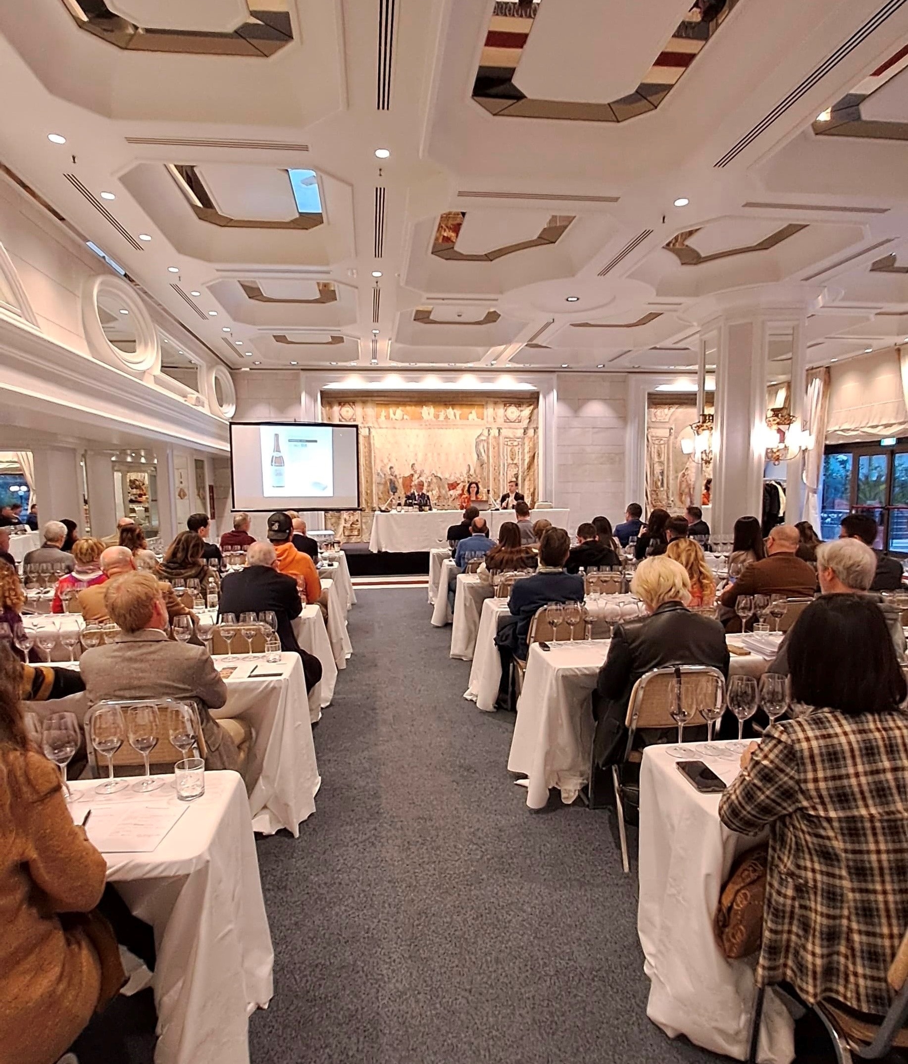 Panorama della Sala durante la degustazione dei vini del Consorzio Villamagna Panorama della Sala durante la degustazione dei vini del Consorzio Villamagna