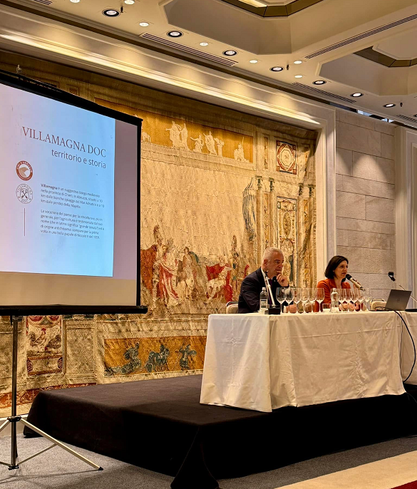 Paolo Lauciani, docente della Fondazione Italiana Sommelier, e Katia Masci, proprietari dell'azienda Valle Martello, durante la degustazione Paolo Lauciani, docente della Fondazione Italiana Sommelier, e Katia Masci, proprietari dell'azienda Valle Martello, durante la degustazione