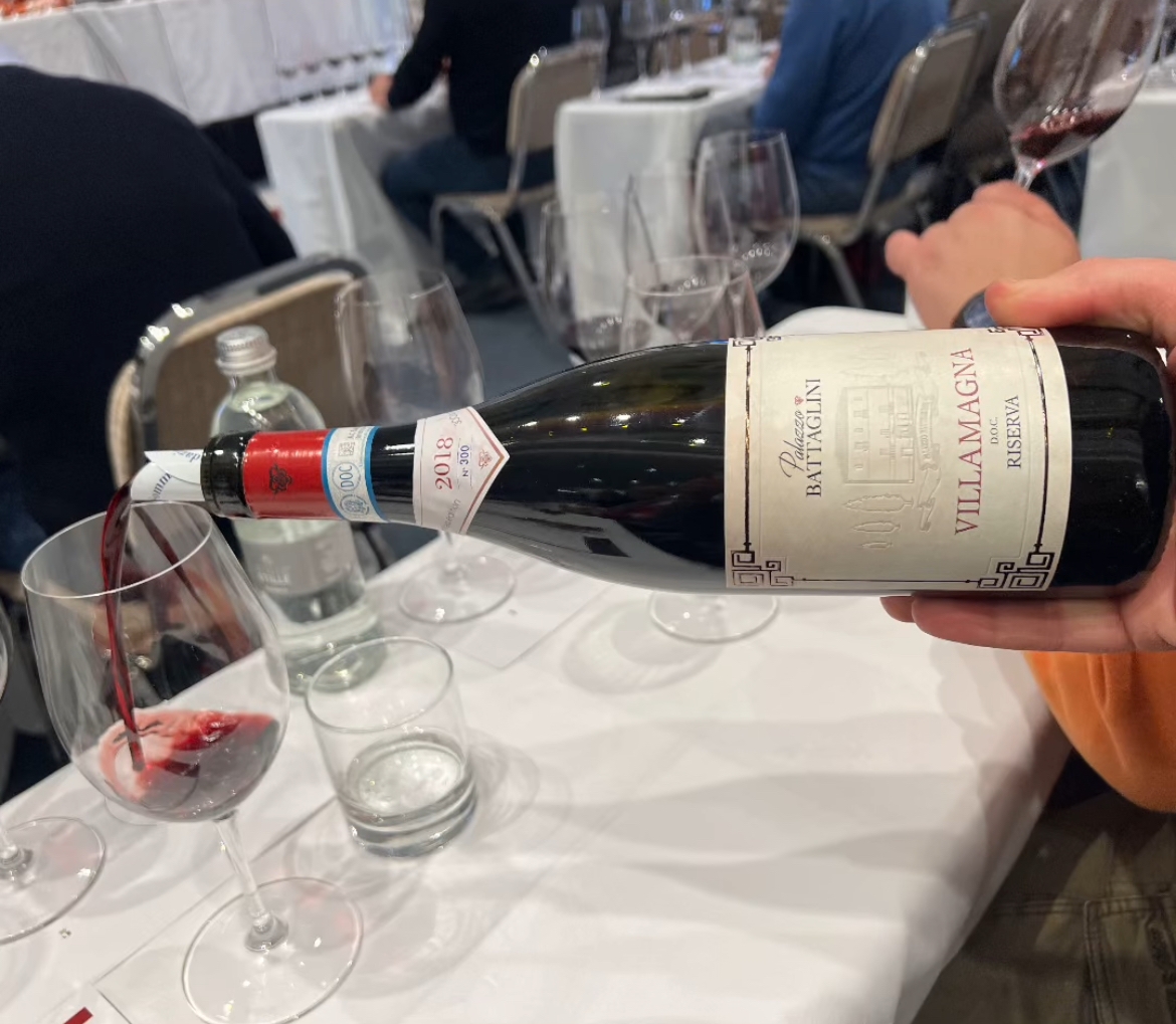 Il servizio del vino durante la degustazione Il servizio del vino durante la degustazione