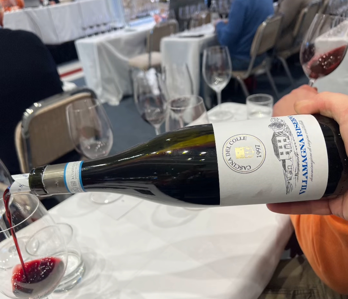 Il servizio dei vini durante la degustazione Il servizio dei vini durante la degustazione