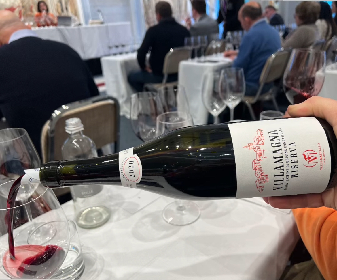 Il servizio dei vini durante la degustazione Il servizio dei vini durante la degustazione