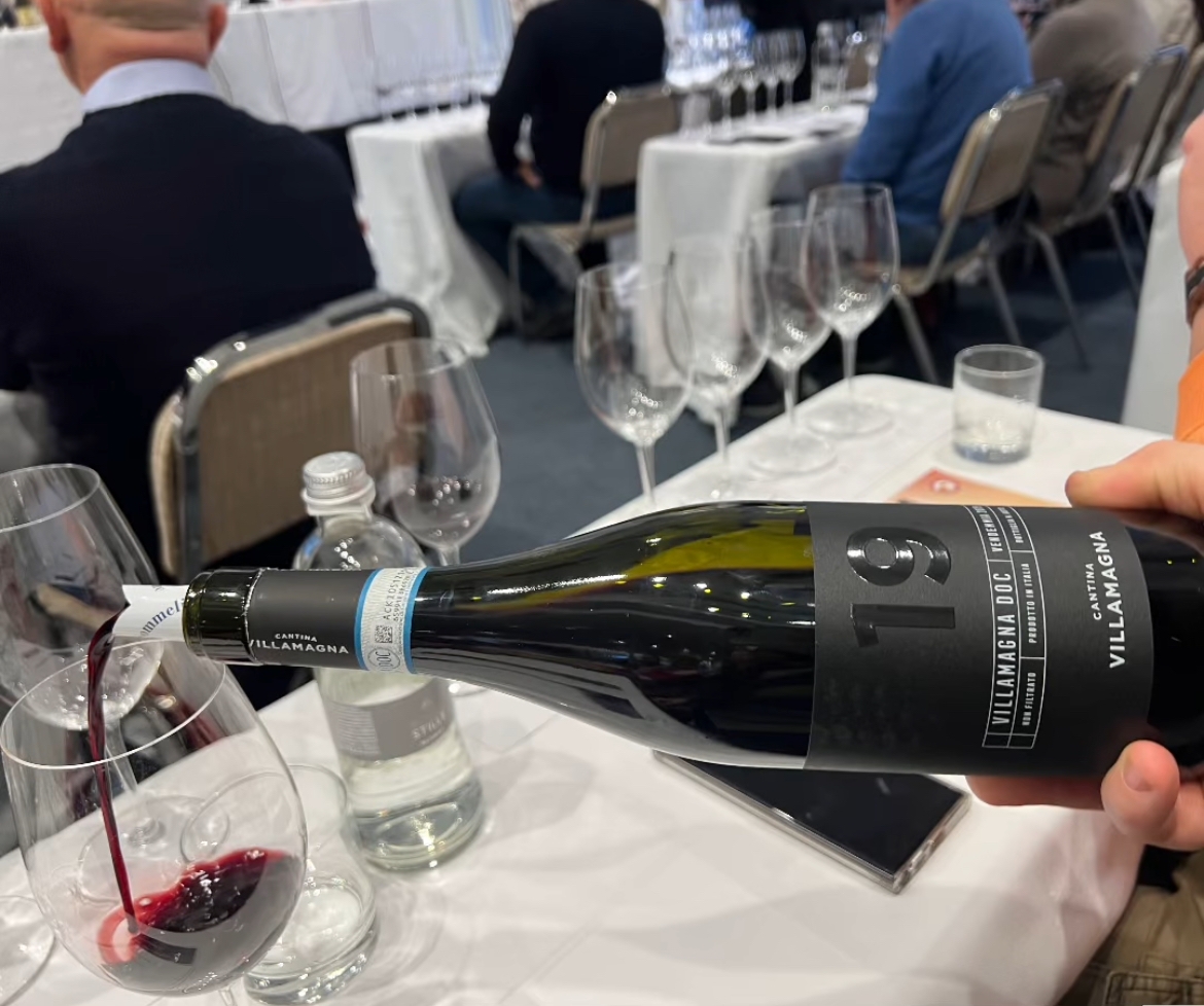 Il servizio dei vini durante la degustazione Il servizio dei vini durante la degustazione