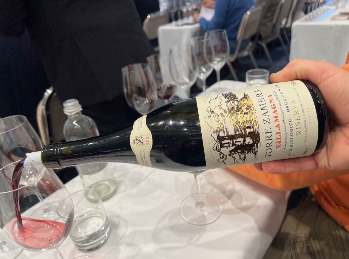 Il servizio dei vini durante la degustazione Il servizio dei vini durante la degustazione