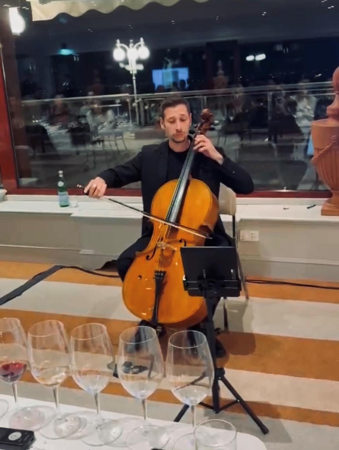 Un momento della degustazione con musica dal vivo Un momento della degustazione con musica dal vivo