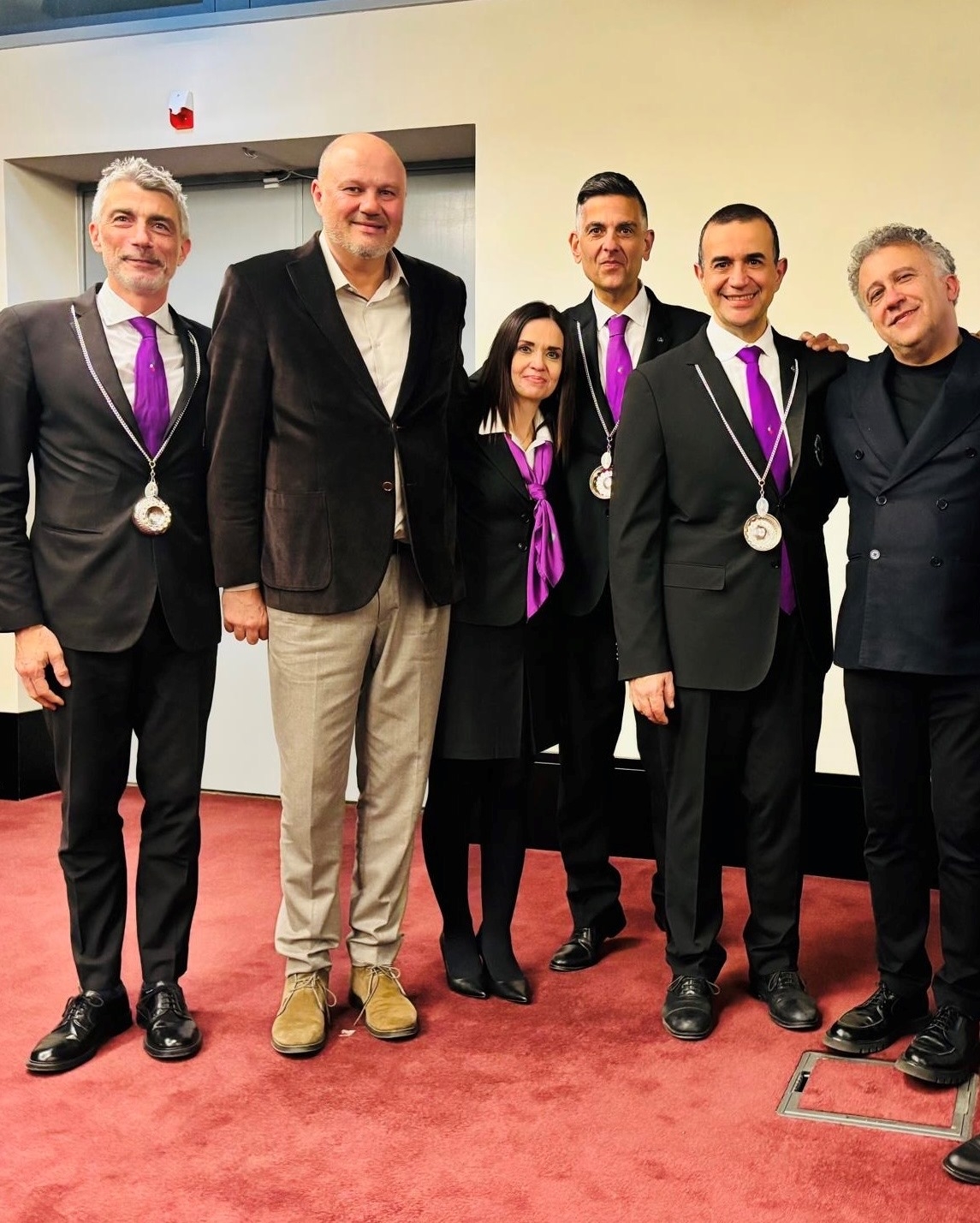 Il proprietario Stefano Chiarlo, Massimo Billetto, docente della Fondazione Italiana Sommelier, insieme ai Sommelier di Servizio della degustazione Il proprietario Stefano Chiarlo, Massimo Billetto, docente della Fondazione Italiana Sommelier, insieme ai Sommelier di Servizio della degustazione