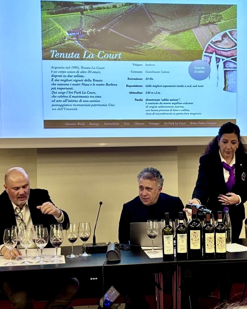 Il servizio dei vini durante la degustazione Il servizio dei vini durante la degustazione