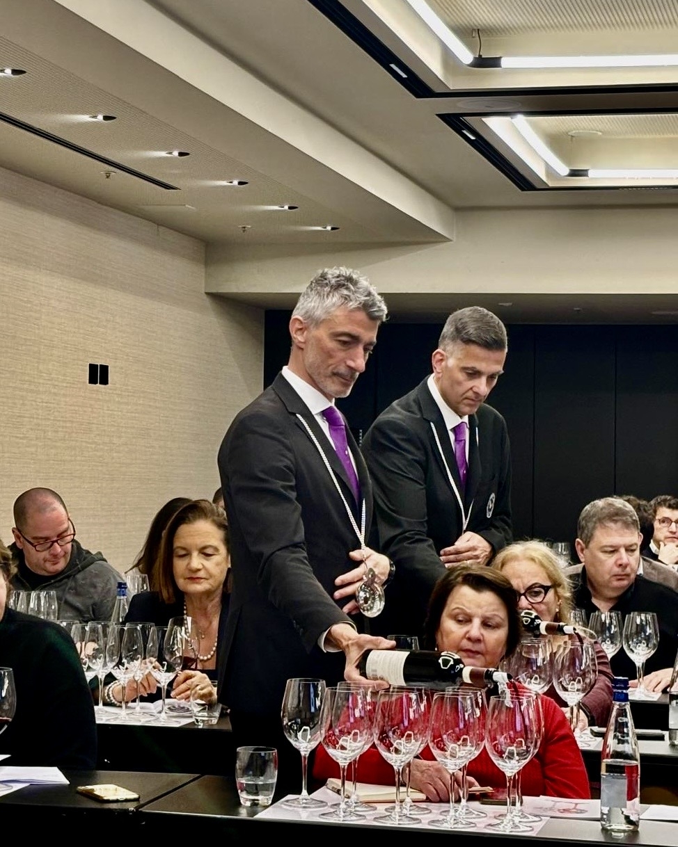 Il servizio dei vini durante la degustazione Il servizio dei vini durante la degustazione