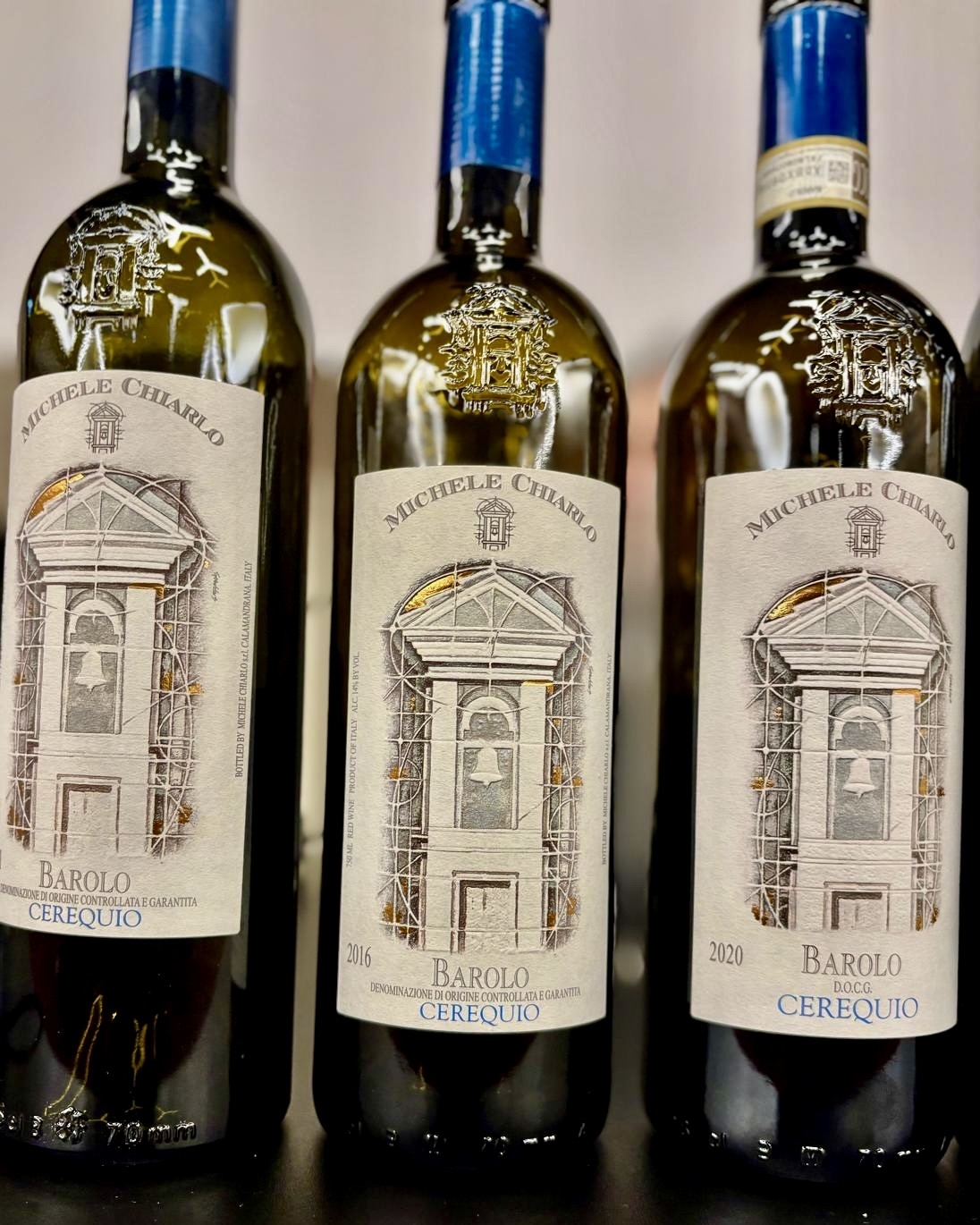 Il servizio dei vini durante la degustazione Il servizio dei vini durante la degustazione