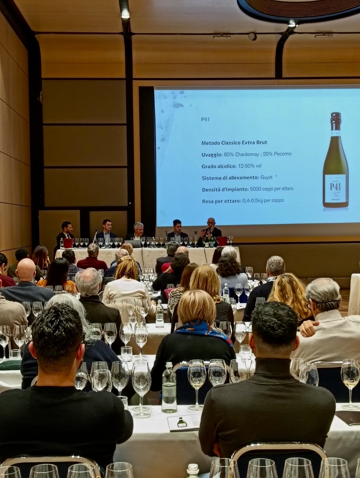 In docenza, da sinistra, Matteo Bernabei, consulente enologico, Angelo e Michele Di Ruscio insieme al padre Claudio, Luciano Mallozzi, docente di Fondazione Italiana Sommelier In docenza, da sinistra, Matteo Bernabei, consulente enologico, Angelo e Michele Di Ruscio insieme al padre Claudio, Luciano Mallozzi, docente di Fondazione Italiana Sommelier