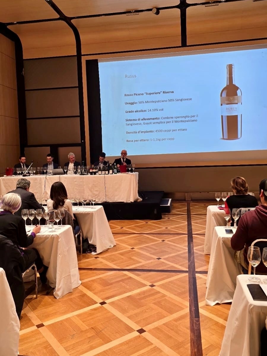 In docenza, da sinistra, Matteo Bernabei, consulente enologico, Angelo e Michele Di Ruscio insieme al padre Claudio, Luciano Mallozzi, docente di Fondazione Italiana Sommelier In docenza, da sinistra, Matteo Bernabei, consulente enologico, Angelo e Michele Di Ruscio insieme al padre Claudio, Luciano Mallozzi, docente di Fondazione Italiana Sommelier