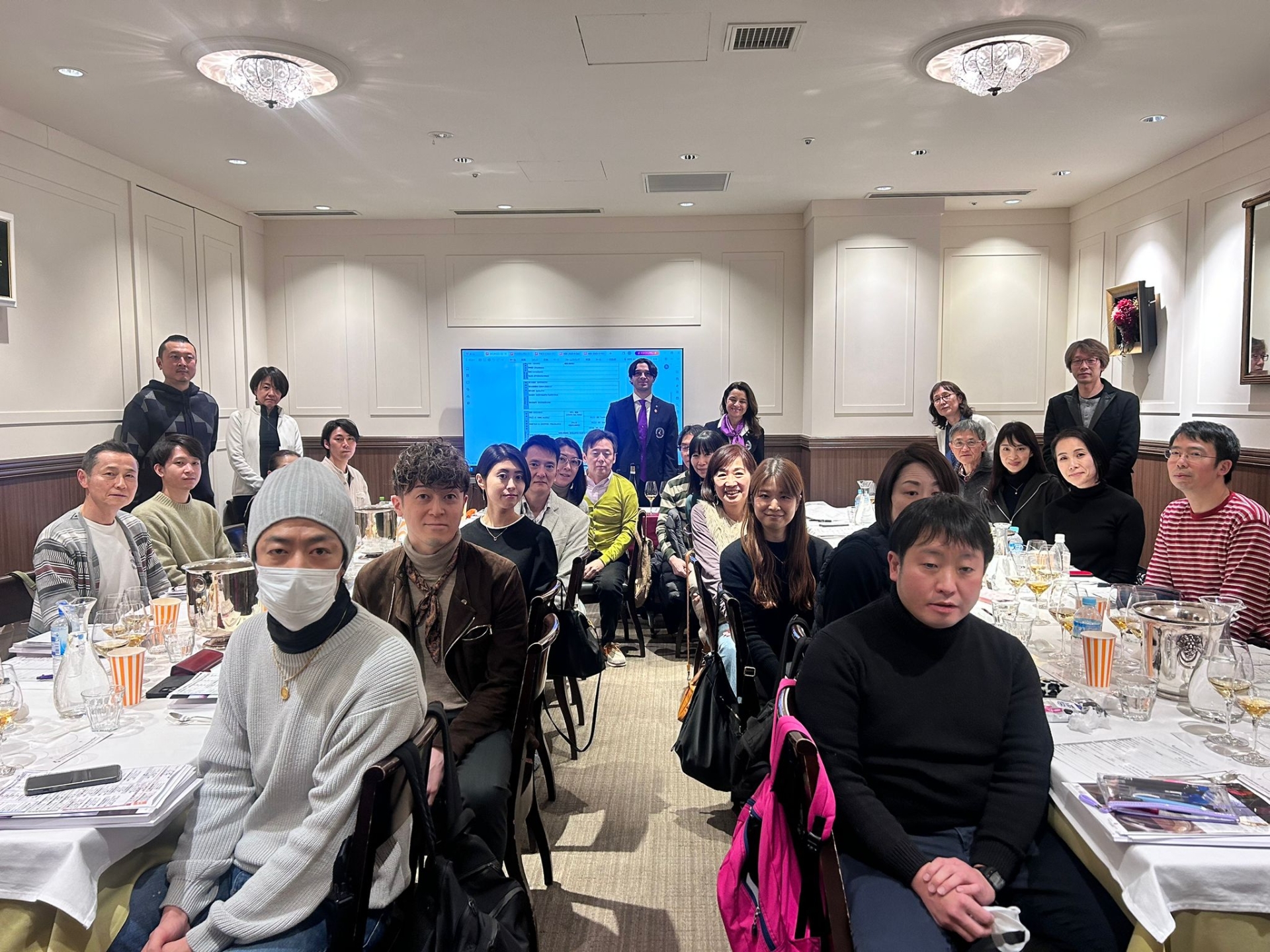Edoardo Lemme e Antonella Anselmo insieme ai ragazzi dell’ottava edizione del Corso Internazionale, full immersion, sui vini delle Regioni d’Italia a Tokyo Edoardo Lemme e Antonella Anselmo insieme ai ragazzi dell’ottava edizione del Corso Internazionale, full immersion, sui vini delle Regioni d’Italia a Tokyo