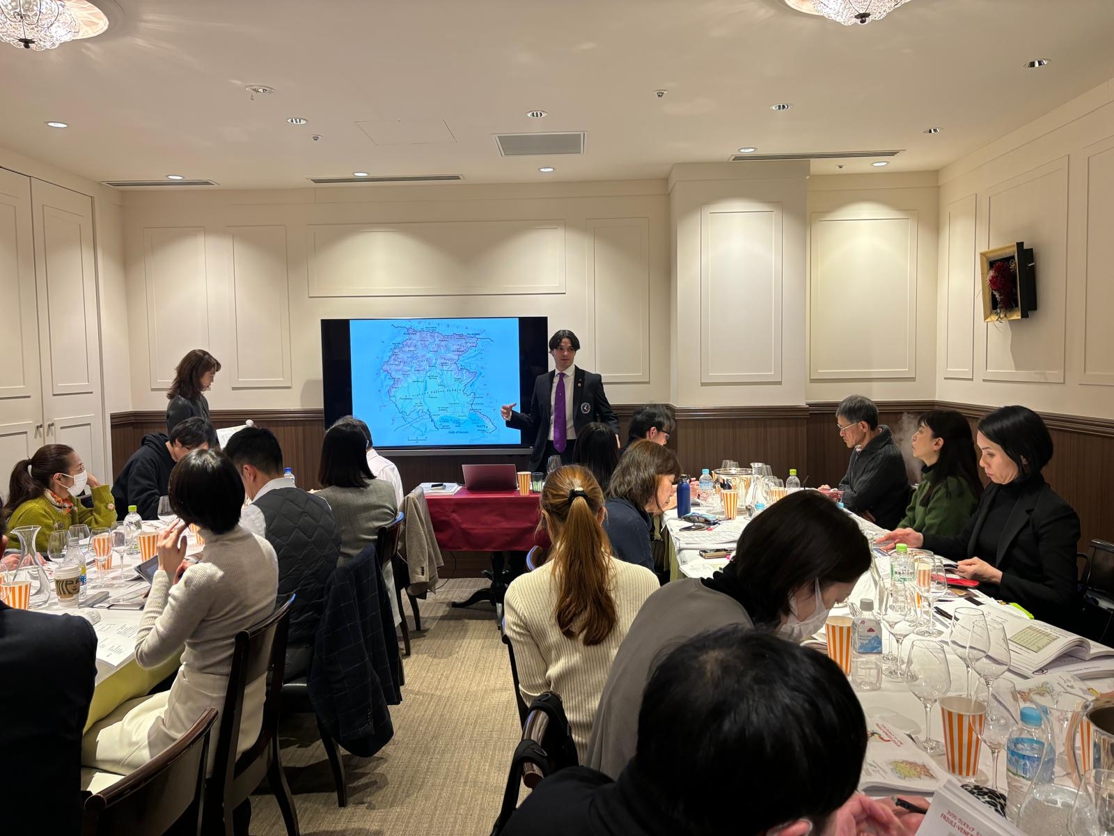 Edoardo Lemme conduce la lezione del Corso Internazionale, full immersion, sui vini delle Regioni d’Italia a Tokyo Edoardo Lemme conduce la lezione del Corso Internazionale, full immersion, sui vini delle Regioni d’Italia a Tokyo