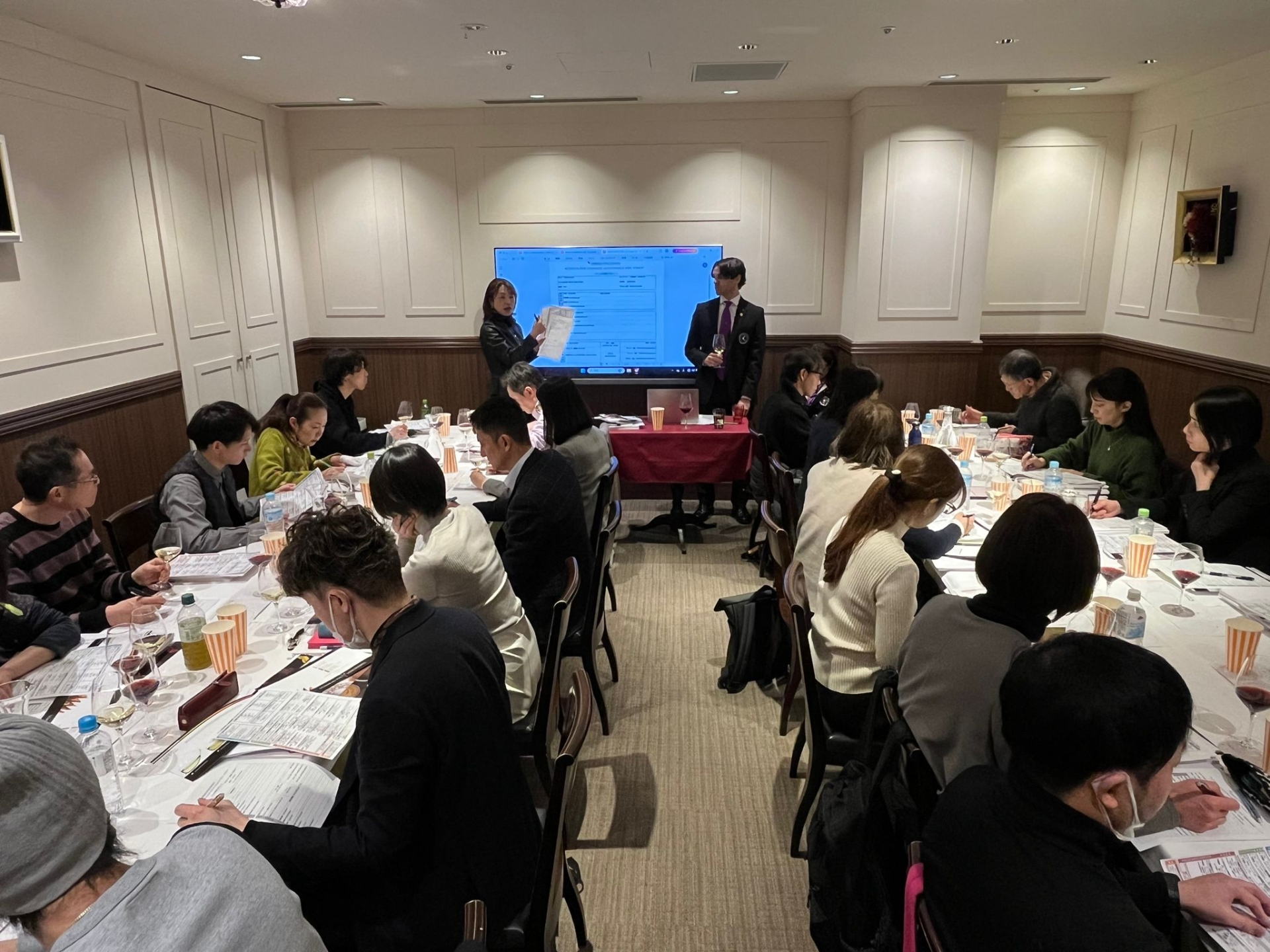 Edoardo Lemme e la Presidente del Giappone Kyoko Matsuyama durante la lezione dell’ottava edizione del Corso Internazionale, full immersion, sui vini delle Regioni d’Italia a Tokyo Edoardo Lemme e la Presidente del Giappone Kyoko Matsuyama durante la lezione dell’ottava edizione del Corso Internazionale, full immersion, sui vini delle Regioni d’Italia a Tokyo